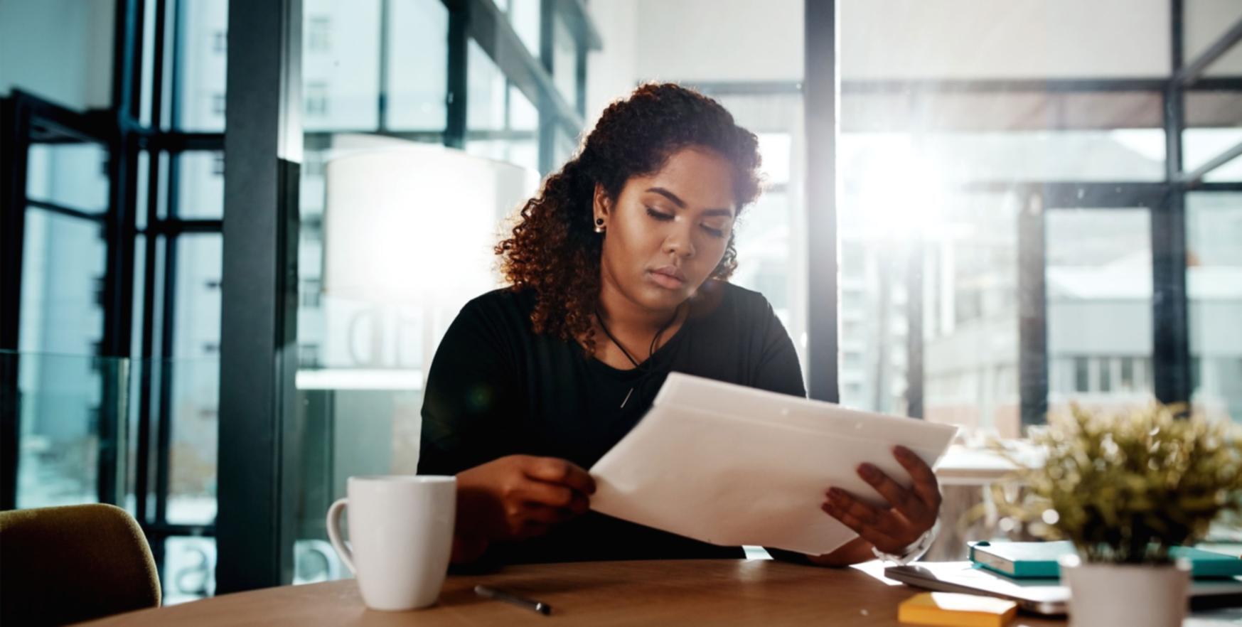 Étudiant travaillant sur un projet de référencement e-commerce